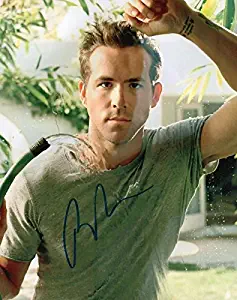 Photo Ryan Reynolds Signed Autographed 8 x 10